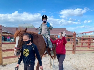 превью публикации Более 100 слабослышащих и незрячих детей в Якутии научатся кататься на лошадях
