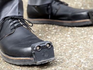 превью публикации Для незрячих людей разработали умные ботинки, которые помогут передвигаться по городу