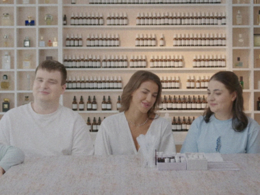 превью публикации В России сняли документальный фильм о незрячих парфюмерах